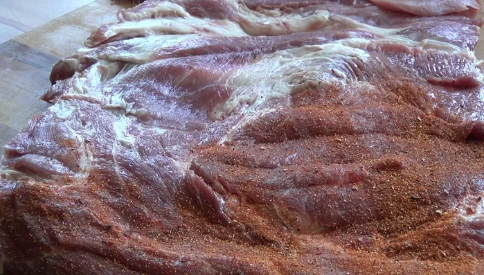 Fleisch von innen mit Gewürzen würzen.