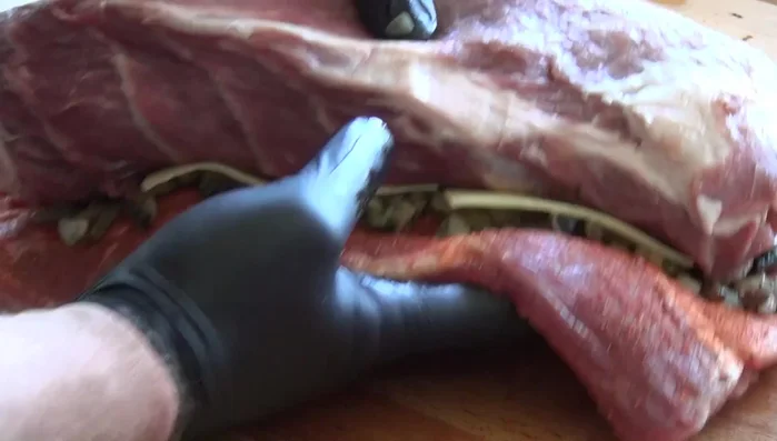 Fleisch aufrollen und mit einer Schnur festbinden.