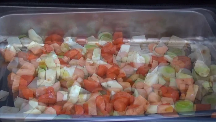 Gemüse für den Bratensaft anbraten, Knoblauch hinzufügen und mit etwas Flüssigkeit ablöschen.