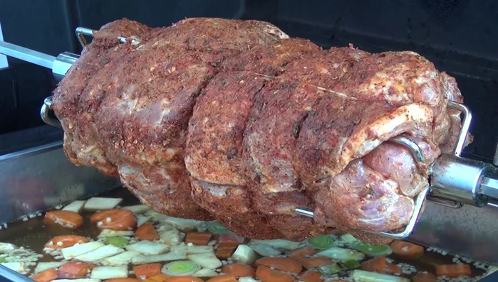 Rollbraten bei 200°C garen, bis eine Kerntemperatur von ca. 75-78°C erreicht ist (mit Räucherchips für zusätzlichen Rauchgeschmack).