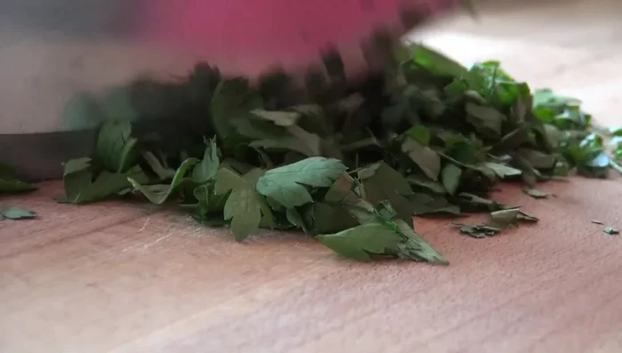 Petersilie fein hacken und zugeben.