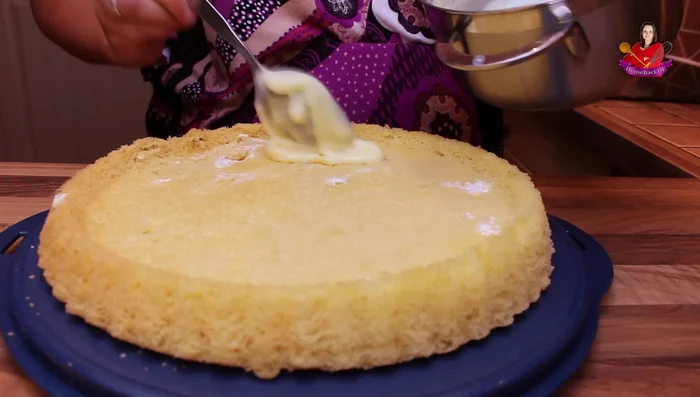 Abgekühlten Pudding auf den Kuchenboden verteilen.