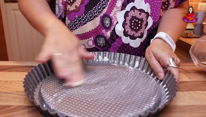 Kuchenform fetten und mit Mehl ausstäuben.