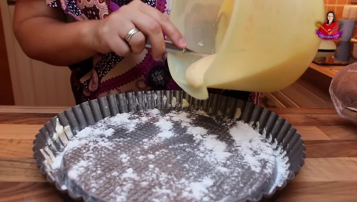 Teig in die Form geben und gleichmäßig verteilen.