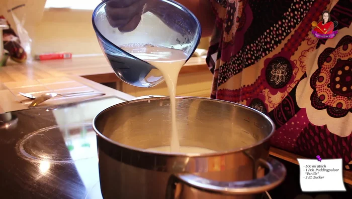 Vanillepudding nach Packungsanleitung zubereiten (Milch aufkochen, angerührtes Puddingpulver unterrühren).