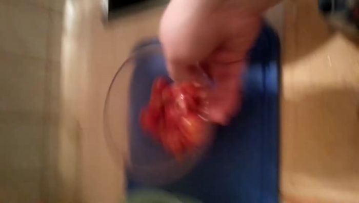 Klein geschnittene Tomaten hinzufügen.