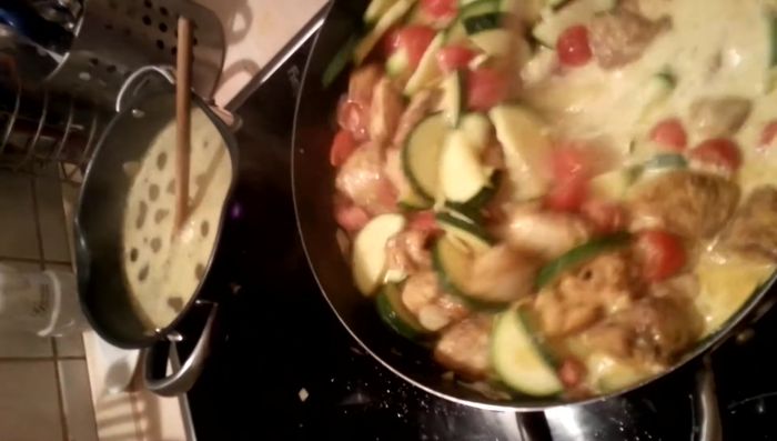 Soße gegebenenfalls mit Mehl binden und abschmecken.