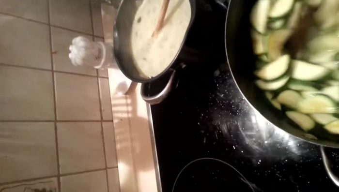 Wasser (1 Liter) in einem Topf zum Kochen bringen.