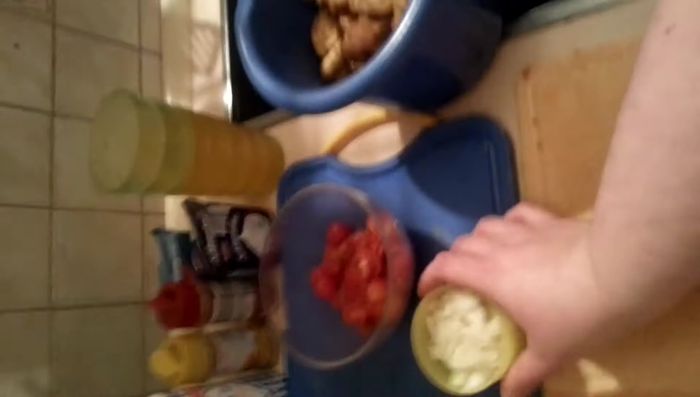 Zwiebeln klein schneiden.