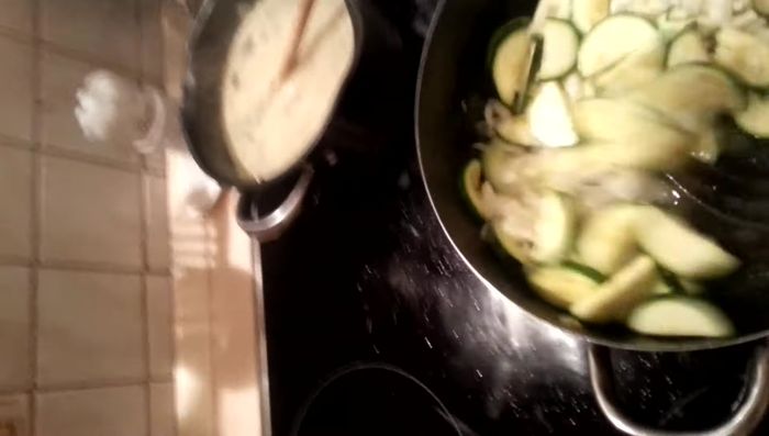 Zwiebeln in den Topf mit kochendem Wasser geben.