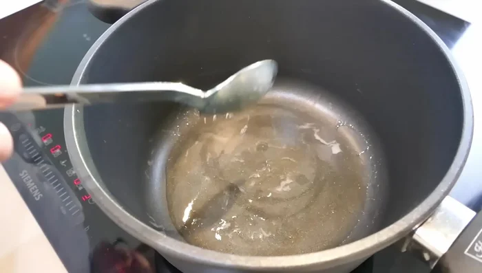 Gänseschmalz im Topf erhitzen und Zwiebeln darin andünsten, bis sie glasig sind (ca. 89.92 - 133.36).