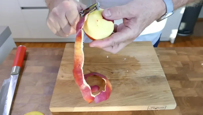 Äpfel schälen, vierteln, entkernen und in kleine Stücke schneiden.