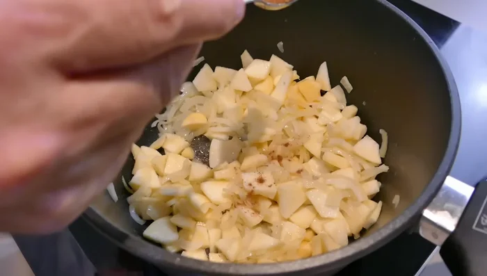 Lebkuchengewürz hinzufügen.