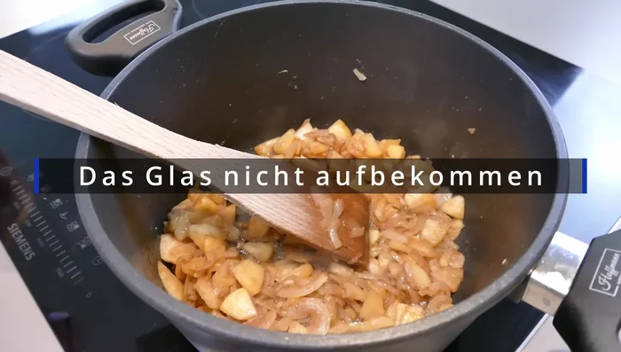 Rotkohl aus dem Glas hinzufügen.