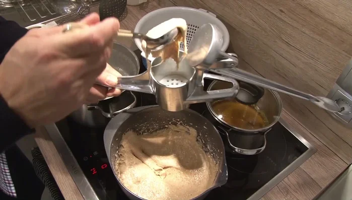 Spätzle portionsweise durch die Spätzlepresse in das kochende Wasser drücken. Sobald sie oben schwimmen, sind sie gar. In ein Sieb geben.