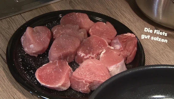 Schweinefilets beidseitig stark anbraten und bei 120°C Ober-/Unterhitze für 20-25 Minuten im vorgeheizten Ofen garen.