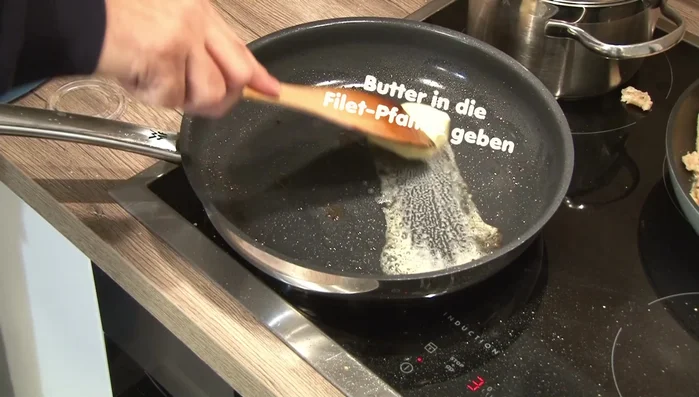 Sauce zubereiten: In einer Pfanne Zwiebeln und Champignons anbraten.