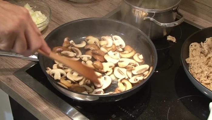 Ingwer, Knoblauch, Sojasauce, Cayennepfeffer und Koriander zugeben und anbraten.