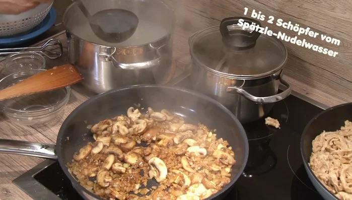 Nudelwasser (1-2 Schöpfkellen) hinzufügen.