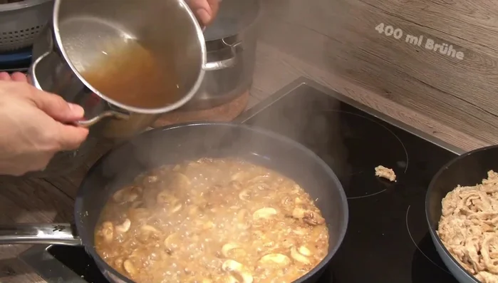 Sahne und etwas später Stärke einrühren, abschmecken und einkochen lassen.