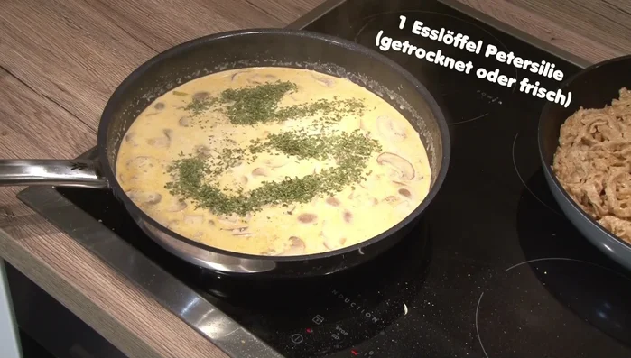 Petersilie unterheben.