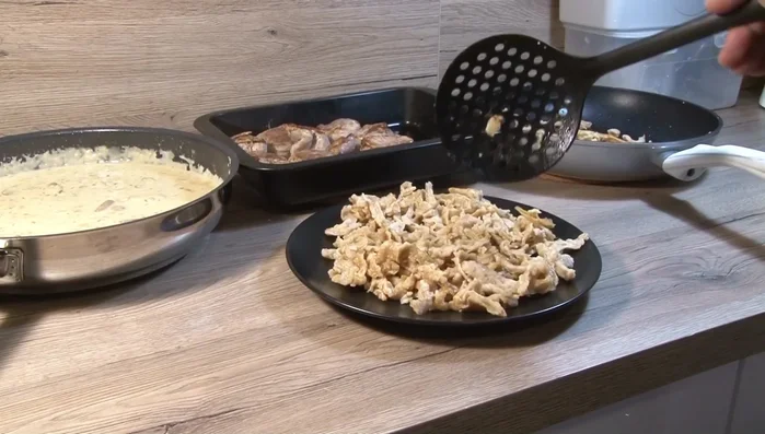 Spätzle auf Tellern anrichten, Schweinefilet und Sauce darüber geben.