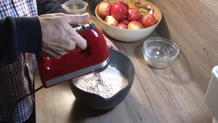 Spätzleteig zubereiten: Dinkelmehl, Vollkorn-Dinkelmehl, Eier, Salz und Wasser vermischen und kräftig durchschlagen.