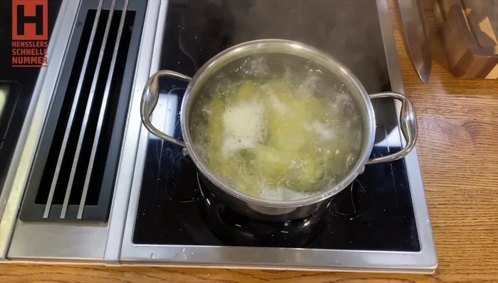 Kartoffeln schälen, mit kaltem Wasser aufsetzen und leicht salzen. Aufkochen und die Kartoffeln garen.