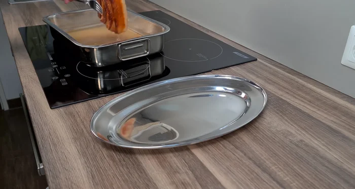 Gemüse in der Pfanne anbraten. Gemüse in die Bratform geben und gleichmäßig verteilen.