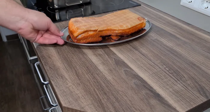 Schweinebauch mit Schwarte nach oben auf das Gemüse legen. Mit Salz bestreuen. Weitere 50 Minuten bei 180 Grad backen.