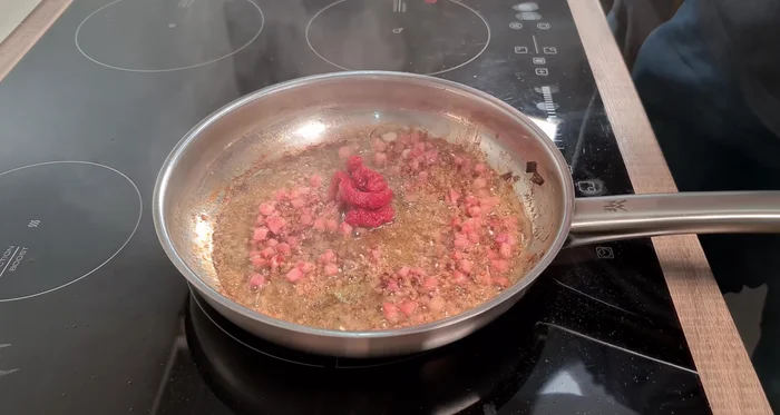 Speck, Tomatenmark und rote Paprikacreme hinzufügen. Mit Rotwein ablöschen. Mit Salz abschmecken und reduzieren.