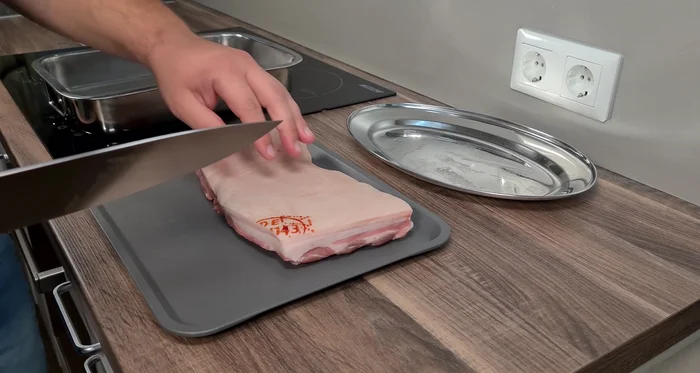 Schweinebauch vorbereiten: Silberhaut, Rippen und Knorpel entfernen. In ca. 15 cm breite Quadrate schneiden.