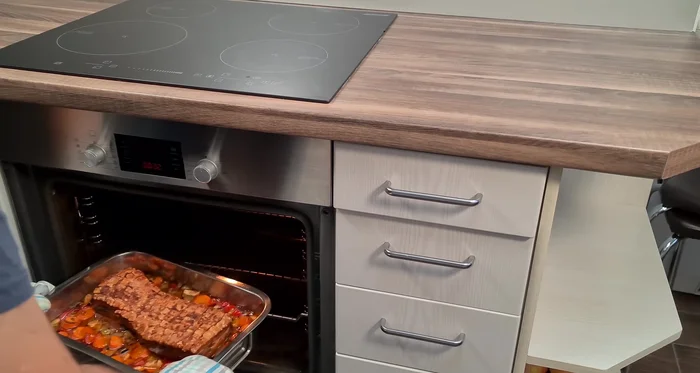 Backofentemperatur auf 230 Grad erhöhen, Grill einschalten. Schweinebauch weitere Zeit im Ofen lassen, bis die Schwarte knusprig ist.