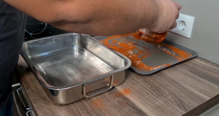 Bratform mit 2 Gläsern kaltem Wasser vorbereiten. Schweinebauch mit Schwarte nach unten in die Form legen. 45 Minuten bei 180 Grad Ober-/Unterhitze backen.