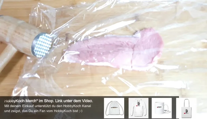 Schnitzel zwischen zwei Lagen Frischhaltefolie legen und mit dem Fleischklopfer dünn klopfen (102.32). Achten Sie darauf, die saubere Seite des Klopfers zu verwenden.