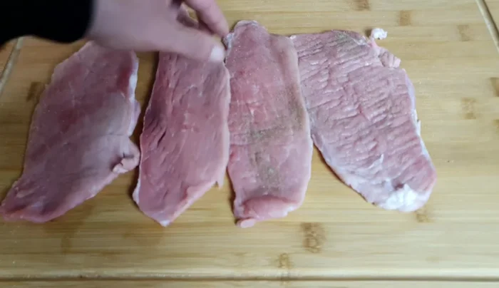 Schnitzel mit Salz und Pfeffer würzen (250.56). Eventuell von beiden Seiten mit etwas Öl bestreichen (262.57).