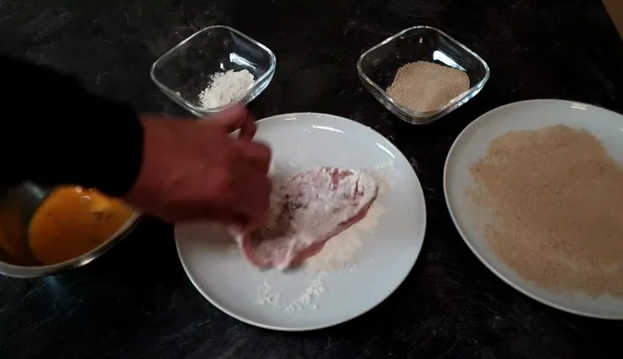 Schnitzel zuerst im Mehl wenden, gut andrücken (287.32), dann im verquirlten Ei und schließlich im Paniermehl panieren (298.78). Gut andrücken, damit das Paniermehl haftet.