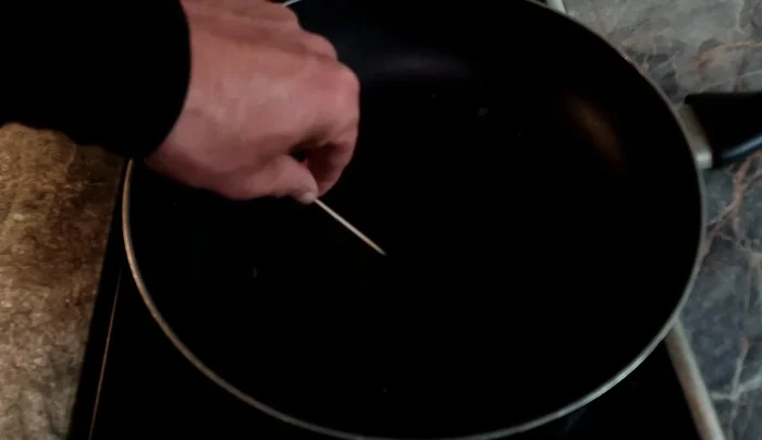 Butterschmalz oder Öl in einer Pfanne erhitzen. Die Temperatur prüfen: Ein Zahnstocher im Fett sollte Blasen bilden (347.86).