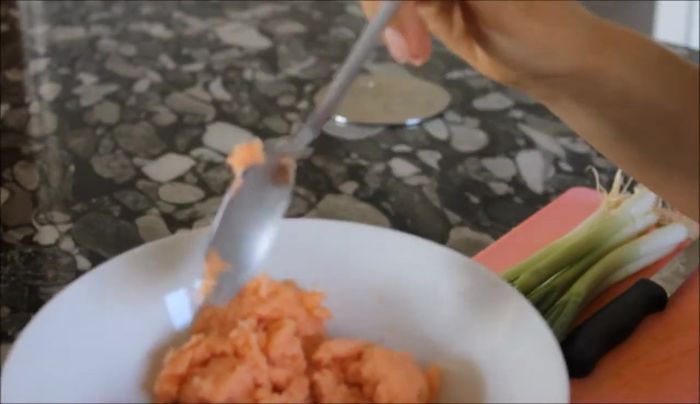 350g Räucherlachs mit dem Thermomix, Stabmixer oder Messer fein zerkleinern. Für eine pastöse Konsistenz wie im Video, Thermomix oder Stabmixer verwenden.