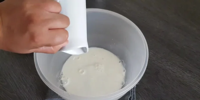 Milch (100g), Hefe (20g/7g), Zucker (40g) verrühren. [121.74]