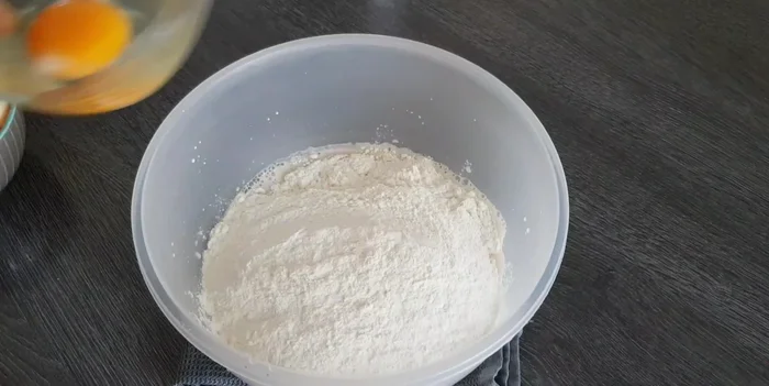 Mehl (400g), Ei, Salz und Butter (150g) hinzufügen und kurz verkneten (ca. 2-3 Minuten). [154.5]