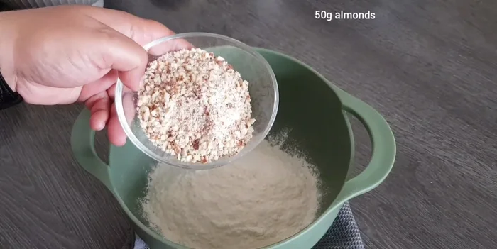 Für die Streusel: Mehl (150g), Mandeln (50g), Zucker (60g) und Butter (130g) zu Bröseln verarbeiten. [273.78]