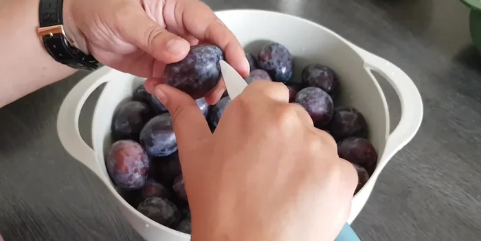 Zwetschgen waschen, entkernen und halbieren. [342.66]