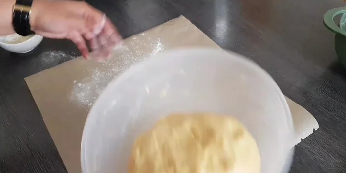 Teig auf bemehltem Backpapier ausrollen. [373.259]