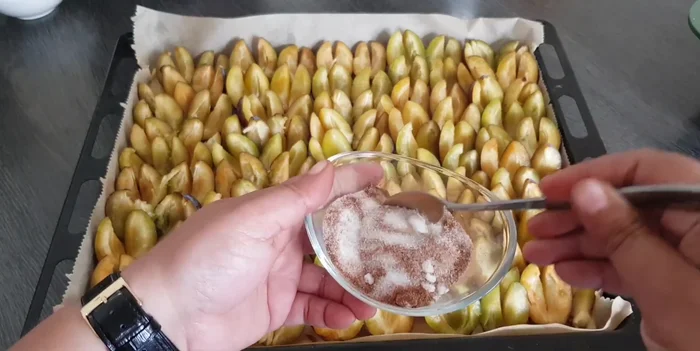 Zwetschgen mit Zucker (50g) und Zimt (1 TL) bestreuen. [452.099]