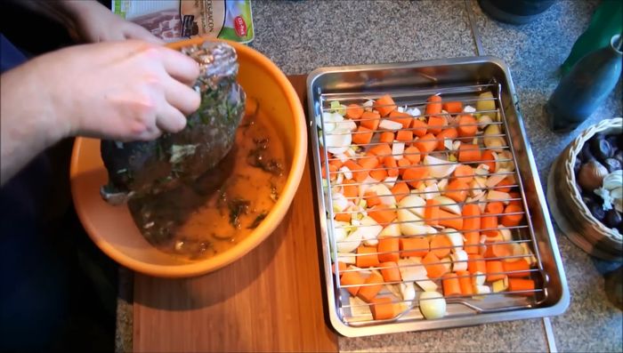 Rehkeule aus der Marinade nehmen, leicht abtupfen und überschüssigen Rosmarin entfernen.