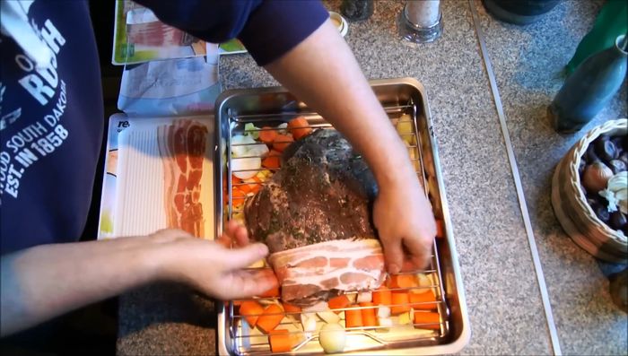 Die Oberseite der Rehkeule mit Bacon belegen.