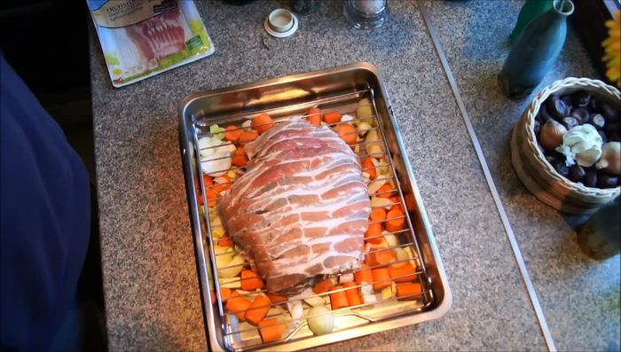 Wildfond und das vorbereitete Gemüse zum Braten hinzufügen.