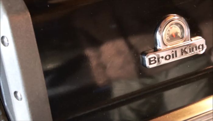 Etwas trockenen Weißwein zum Braten geben.