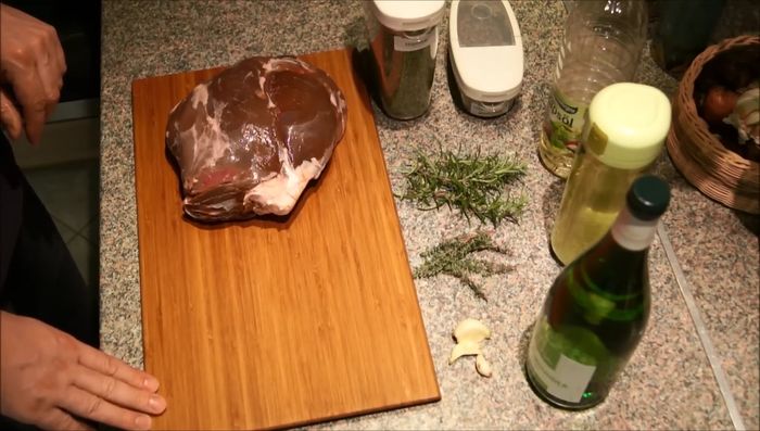 Rehkeule in die Marinade legen, mit Frischhaltefolie abdecken und bis zum nächsten Tag im Kühlschrank marinieren.